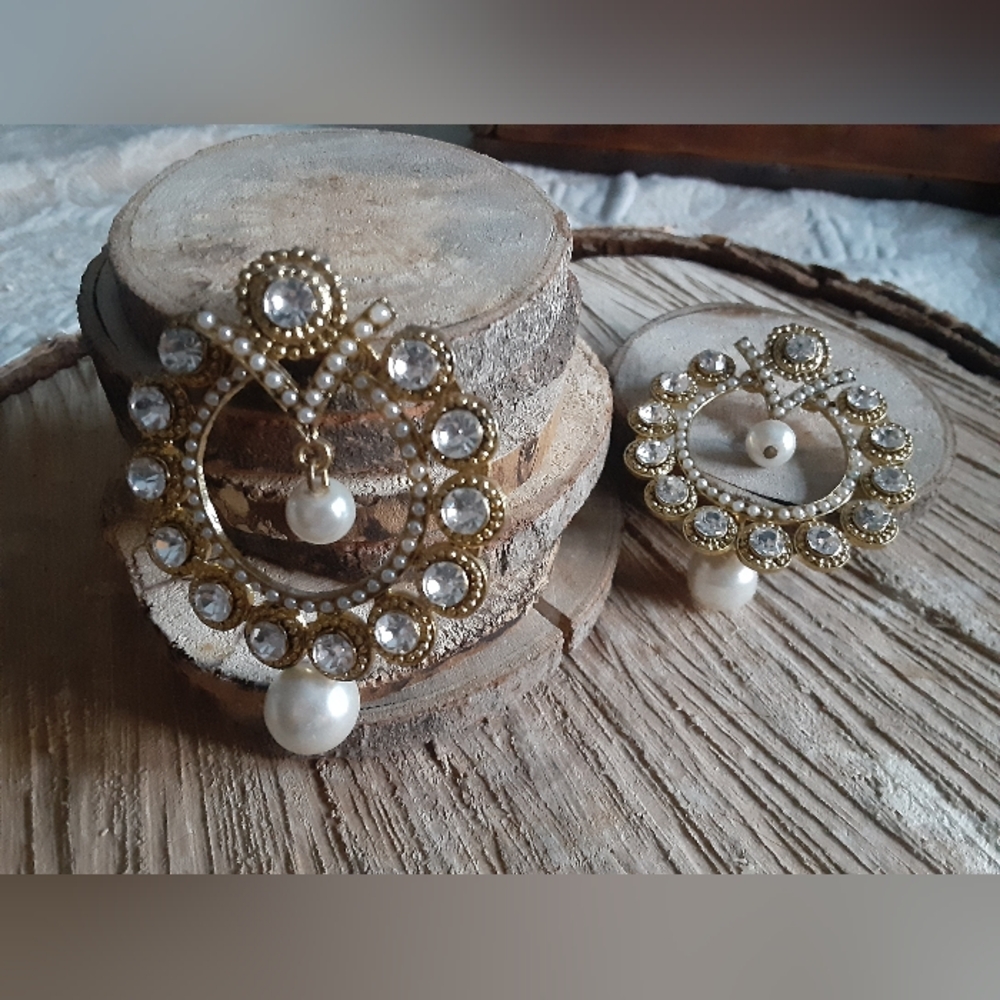 Elegant Gold and Pearl Earrings